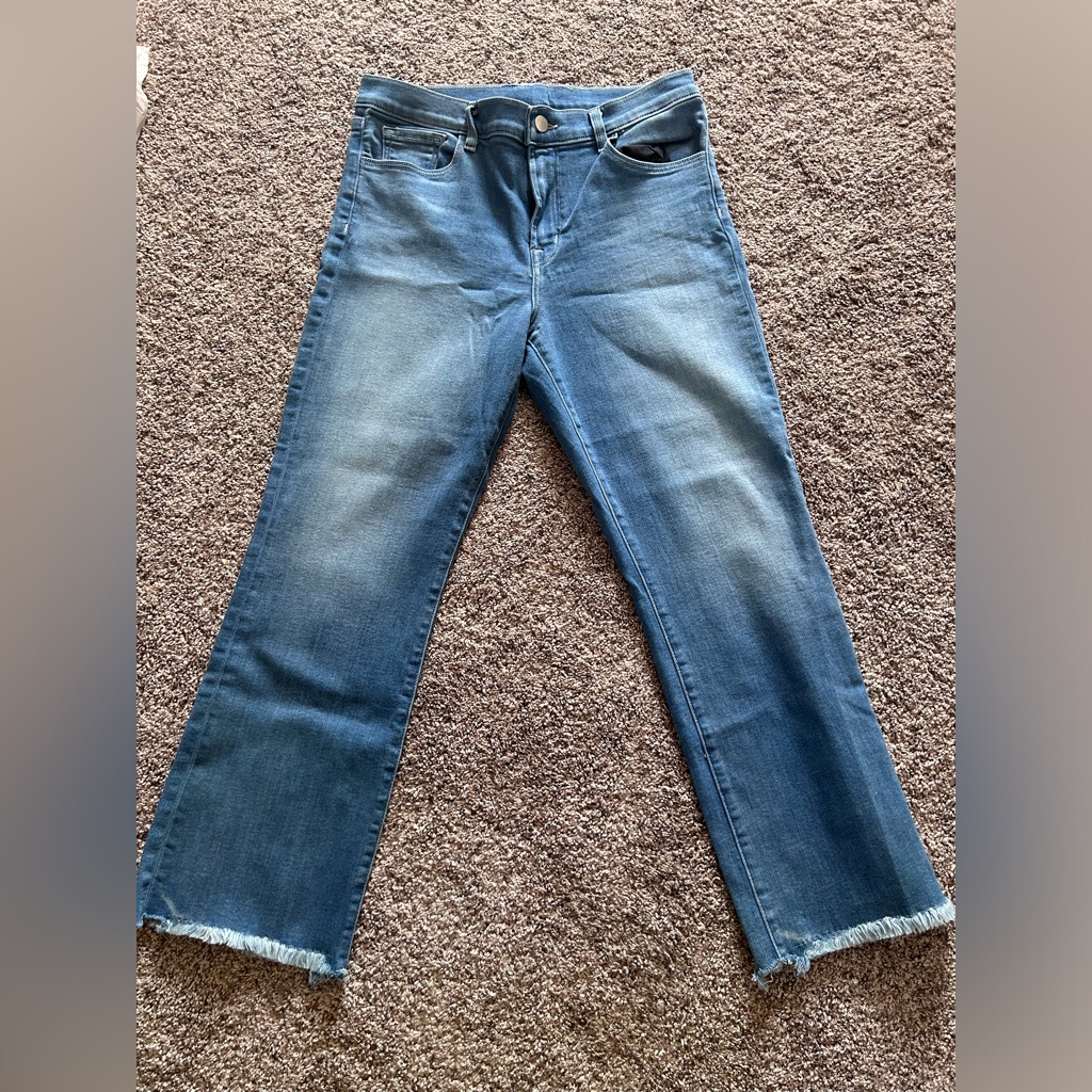 J Brand Selena Mid-Rise Cropped Boot-Cut Jeans. Size 30.